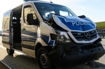 Fünf Polizisten bei Unfall auf A 72 verletzt - Eines der beiden Polizeifahrzeuge, die beim Unfall auf der A 72 aufeinander aufgefahren waren.