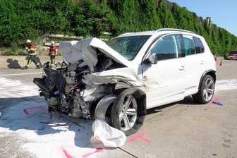 Fünf Schwerverletzte nach Unfall auf A4 bei Chemnitz - Nach ersten Informationen fuhr ein VW aus noch ungeklärter Ursache auf einen Lkw auf.