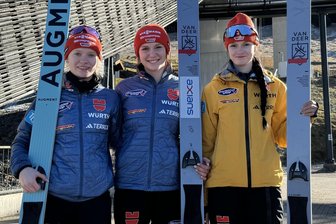 Fünf Starterinnen: VSC Klingenthal schickt jede Menge Frauen-Power zur Junioren-WM nach Amerika - Strahlen Zuversicht aus: Julina Kreibich, Lia Böhme und Kim Amy Duschek (von links nach rechts) vertreten Deutschland nächste Woche bei der Junioren-WM im Skispringen.
