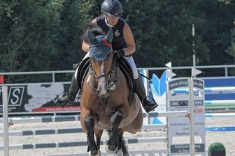 Fünf Starts, dreimal Edelmetall - Mit "Kayleen 3" landete Kristin Welde in der L-Prüfung auf Platz 2. Zuvor hatte sie bereits in der etwas leichteren Springprüfung der Klasse A* eine Gold- und eine Silbermedaille gewonnen.