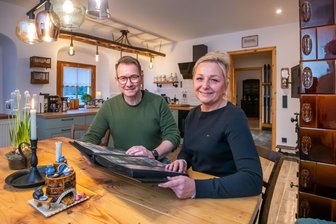 Fünf Sterne für „De Sieme“: Familie Kalina ist erster Olbernhauer Gastgeber mit höchster Zertifizierung des Deutschen Tourismusverbandes - „De Sieme“ ist fertig. Diesen Namen haben Berit und Jürgen Kalina ihrem Ferienhaus in Rothenthal gegeben. Rund zweieinhalb Jahre dauerte der Umbau, in den ganz viel Eigenleistung geflossen ist – alles dokumentiert in einer Chronik.