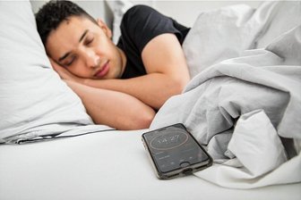 Fünf Strategien, wie man mit wenig Schlaf auskommt - Ein kleines Nickerchen gibt Energie für den Rest des Tages. Zu lang sollte es aber nicht sein - sonst findet man am Abend nicht zur Ruhe.