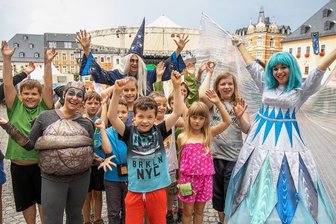 Fünf Tage Fabulix im erzgebirgischen Märchenland - Wenn in Annaberg-Buchholz Fabulix-Zeit ist, dann kann es schon mal passieren, dass einem die Motte aus "Ein Sommernachtstraum", der Zauberer aus "Räuber Hotzenplotz" und die Mondfee aus "Peterchens Mondfahrt" auf einmal auf dem Markt begegnen. 