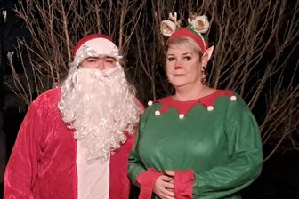 Fünf Termine am Heiligen Abend: Wie ein Glauchauer Ehepaar den Familien Freude bringt - Katja und Markus Schall haben als Wichtel und Weihnachtsmann zu Heiligabend fünf Termine.