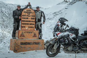 Fünf Tipps: Das geht im Erzgebirge am Wochenende – Motorradfahrer-Vortrag, Weihnachtsflohmarkt, Disko - Erik Peters und sein Freund Alain auf dem Kardung-Pass: Der Motorrad-Reisende berichtet am Wochenende von seiner abenteuerlichen Fahrt zu den höchsten Pässen der Welt.