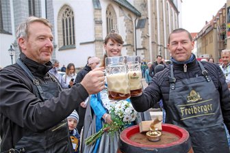 Fünf Tipps für das Herbstfest in Freiberg: Bunter Trubel unter herbstlichem Himmel - Der Bockbieranstich ist, wie hier 2020 von OB Sven Krüger, der damaligen Silberstadtkönigin Julia I. und Brauhaus-Geschäftsführer Holger Scheich zelebriert, wichtiger Programmpunkt des Herbstfestes.