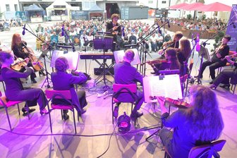 Fünf Tipps für das Wochenende: Vom Kürbisfestival bis zum Alttraktorentreffen - Streicher der Mittelsächsischen Philharmonie unter der Leitung von Josè Luis Gutièrrez gaben im Juli ein Sommernachtskonzert auf dem Schlosshof in Freiberg. Am Samstag, 31. August, findet die zweite Auflage statt.