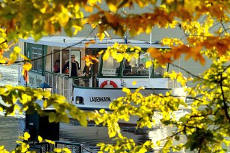 Fünf Tipps für einen (fast) kostenlosen Spätsommerausflug zwischen Freiberg und Döbeln - Nicht nur im Herbst ein schönes Ziel: Die Talsperre Kriebstein. Die Saison mit Schifffahrt geht noch bis zum 31. Oktober.