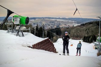 Fünf Tipps für Ski und Schlittschuhe im Erzgebirge - Genug Schnee auf dem Hang von Rosts Wiesen - am Wochenende könnte noch mehr dazukommen.