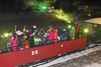 Fünf Tipps fürs Wochenende im Erzgebirge: Après Ski auch ohne Schnee - Im offenen Waggon mit Musik durchs Preßnitztal. Dieses Erlebnis bietet der Partyzug, der am Sonnabend zwischen Steinbach und Jöhstadt verkehrt. Parallel dazu steigt an der Raststätte „Am Wildbach“ direkt an der Bahnstrecke eine Après-Ski-Party.
