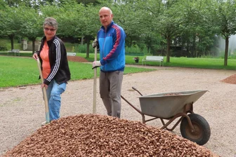 Fünf Tonnen Splitt für das „Dinner in Weiß“: Bürgerpark in Werdau macht sich bereit - Gabi Gerwien und Mike Mücke gehörten zu den Helfern, die den Splitt verteilt haben.