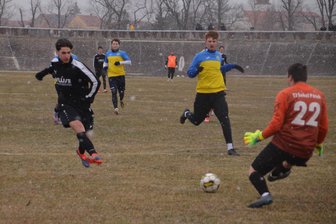 Fünf Tore, drei Aufreger und jede Menge Groundhopper beim Silvesterspiel des FC Crimmitschau in Tschechien - Der Crimmitschauer Youngster Ryan Grützki (links) traf im altehrwürdigen Velodrom von Louny am Mittwoch doppelt.