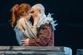 Fünf unglaublich gute Tipps fürs Frauentag-Wochenende in Mittelsachsen – Männer dürfen mit - Eine Szene aus der Neuinszenierung von „Romeo und Julia“ (William Shakespeare), in der deutschen Fassung von Gesine Danckwart und in der Inszenierung von Stephan Bestier.