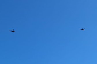 Fünf US-Hubschrauber vom Typ Blackhawk donnern übers Erzgebirge: Das steckt dahinter - Dieser Schnappschuss zeigt zwei der fünf Hubschrauber am Himmel über dem Erzgebirge.