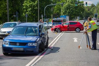 Fünf Verletzte bei Unfall auf B 95 - darunter Baby und Kleinkind -