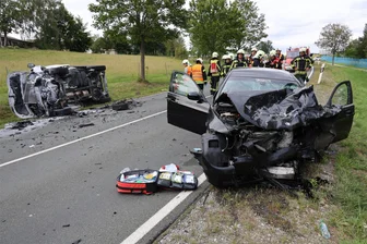 Fünf Verletzte bei Unfall im Erzgebirge: Transporter gerät auf Gegenfahrbahn - Zwei Fahrzeuge waren in der Unfall auf der S 255 verwickelt.