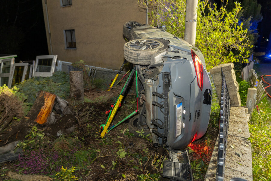 Fünf Verletzte in Falkenstein: Hyundai fliegt über Zaun und landet an Strommast - Die fünf Männer im Auto wurden zum Teil schwer verletzt. Laut Polizei stand der 19-jährige Fahrer unter Alkoholeinfluss.