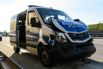 Fünf verletzte Polizisten nach Unfall auf A 72 -