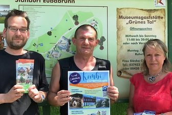 Fünf vogtländische Touristen-Magneten, ein Ticket - Christof Puschmann, Steffen Gerisch und Margit Forkel (von links) präsentieren die neue Kombi-Eintrittskarte für fünf museale Einrichtungen der Vogtland Kultur GmbH, die ab dem heutigen 1. Juli gilt.