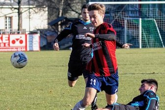 Fünf Vogtlandligisten streichen die Segel - Der Jößnitzer Mick-Alexander Naar wird hier von Kottengrüns Chris Eichler von den Beinen geholt. Am Ende setzten sich die Jößnitzer knapp mit 2:1 durch und stehen im Achtelfinale des Vogtlandpokals. 