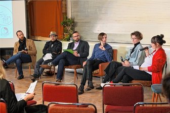 Fünf vor Zwölf in der freien Kulturszene: Was Chemnitzer Künstler von der Politik fordern - Wie geht es Soloselbstständigen in der Kulturszene? Darüber diskutierten Kabarettist Martin Berke, Videograf Tolga Cerci, Staatsminister Martin Dulig, Moderator August Geyler, Textilgestalterin Henrike Schmitz und Theatermacherin Gabi Reinhard (von links). 