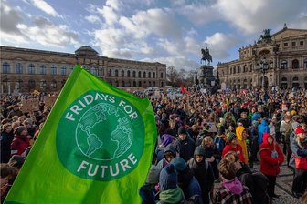 Fünf vor Zwölf: Kirchgemeinden unterstützen Klimastreik von "Fridays for Future" - Nach einem Aufruf der Bewegung "Fridays for Future" demonstrierten im Herbst 2019 auch in Dresden tausende Menschen für mehr Klimaschutz. Für Freitag ist nun ein neuer Klimastreik angekündigt.