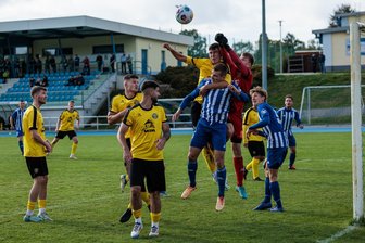 Fünf vor Zwölf: Mittweidaer Trainer ruft den Abstiegskampf aus - Beim 2:1-Hinspielsieg wurde Toni Hahn (M.) von den Auerbachern ordentlich in die Zange genommen. Im Rückspiel fehlt der 29-Jährige allerdings.