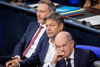 Fünf Wege aus der Haushaltskrise - Wie geht es mit der Ampel-Koalition und der Schuldenbremse weiter? Bundeskanzler Olaf Scholz (vorne), Vizekanzler Robert Habeck (Mitte) und Finanzminister Christian Lindner suchen nach einer Lösung für die Haushaltskrise.