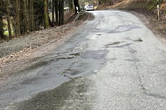 Fünf Wochen Vollsperrung: Kaputte Kreisstraße im Vogtland wird gebaut - Die Kreisstraße Bobenneukirchen-Burkhardtsgrün an der Stauhaltung Schlegelmühle. Am 20. Juni beginnen Bauarbeiten.