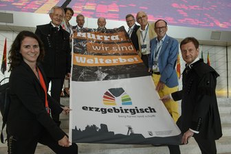 Fünfeinhalb Jahre nach dem Welterbetitel fürs Erzgebirge: Montanregion bekommt erste feste Anlaufstelle - Vertreter des Freistaats um Ministerpräsident Michael Kretschmer (CDU, rechts) kurz nach Verleihung des Welterbetitels 2019 in Baku.