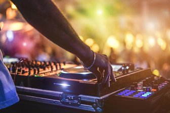Fünffach Spaß im Erzgebirge: In diesen Orten wird am kommenden Wochenende um die Wette gefeiert - Disco, Schauübung, Goldwäsche: In der Region wird viel geboten.