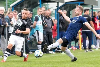 Fünffacher Pokalsieger empfängt Coronameister - Im Ligaspiel bezwang Jens Weigl (rechts) mit seiner SG Jößnitz den SC Syrau um Axel Sennewald (links) mit 4:0. Im Pokalachtelfinale treffen am Samstag die beiden vogtländischen Topteams aufeinander.