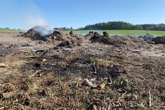 Fünfjährige bei Hexenfeuer in Lengenfeld schwer verletzt: „Da kam eine Stichflamme raus“ - Die Reste des Schönbrunner Höhenfeuers am Vormittag des 1. Mai - am Abend zuvor hatte es dort eine Verpuffung gegeben.