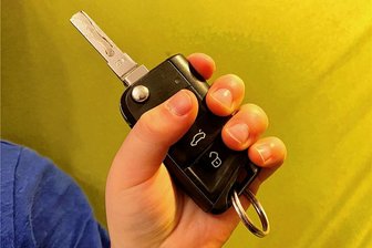 Fünfjähriger stibitzt in Penig Autoschlüssel und fährt gegen eine Mauer - Ein Fünfjähriger hat sich einen Autoschlüssel geschnappt (Symbolbild) und ist dann mit dem Wagen gegen eine Mauer gefahren.