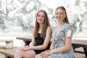 Fünfmal 1,0: Das sind die Pläne der besten Abiturienten aus dem Mittleren Erzgebirge - Sie sind die besten des Olbernhauer Gymnasiums: Anne-Marie Maschek (l.) und Nele Wagner.