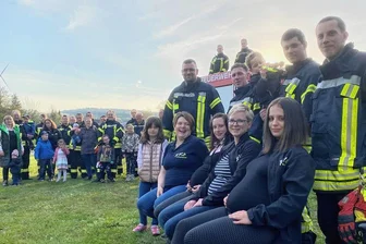 Fünfmal Baby-Alarm bei kleiner Dorf-Feuerwehr im Vogtland - Jeden Monat ein Baby, darauf freut sich eine ganze Feuerwehr. Von vorn: Nadja Schreiber (5. Monat) mit ihrem Freund Domenic Pinkes; Vivian Breest (6.) mit ihrem Mann Sebastian Breest und Sohn Mailo; Jenny Popp (8.) und ihr Mann Denny Popp sowie Stefanie Eichhorn (7.) mit Tochter Helen und Mann Thomas Kober. Das fünfte Paar im Bunde fehlte beim Fototermin - die kleine Sophia von Kristina und Jens Kunz hatte es zu eilig.