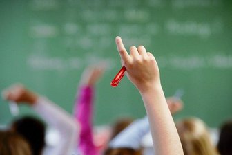 Sachsens Schulen weiten den Präsenzunterricht wieder aus. Ab Montag dürfen auch wieder alle Mädchen und Jungen zwischen Grundschul- und Abschlussklassen zur Schule gehen - im Wechselmodell. 