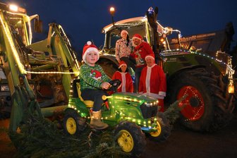 Fünfte Mülsener Lichterfahrt: Mio (4) ist mit seinem Mini-Traktor dabei - Bei Kühnerts fahren drei Generationen mit im Weihnachts-Truck-Tross – auch Mio will, wie im Vorjahr, wieder mitmachen.