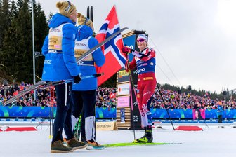 Fünftes Gold für Kläbo in Trondheim: Norwegens Skilanglaufstar vertraut im Training auf seinen Opa - Pflicht erfüllt, Gold geholt. Staffel-Schlussläufer Johannes Hösflot Kläbo fährt mit Norweger-Fahne ins Ziel.