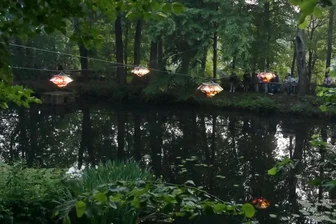 Die Installation "Color Floating" von Nevin Aladağ ist über dem Austel-Parkteich in Zwönitz eingeweiht worden.