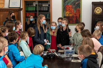 Fünftklässler entdecken spielerisch die Umgebung ihrer neuen Schule -