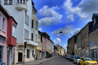 Für 3,66 Millionen Euro: Umbau der Rochlitzer Straße ab August - Die bisher vom motorisierten Verkehr bestimmte Rochlitzer Straße soll nach dem Umbau eher einer Fußgängerzone ähneln. Geplant sind breitere Gehwege, Sitzbänke und Baumpflanzungen.