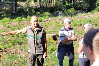 „Für 30 Festmeter habe ich gerade mal noch 235 Euro bekommen“: Waldbesitzer reden im Werdauer Revier Klartext - An verschiedenen Stationen erklärt Revierleiter Karsten Preußner (l.) den Zustand des Waldes und antwortet auf Fragen der Exkursionsteilnehmer.