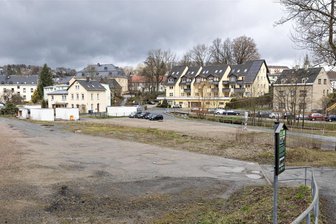 Für 4,5 Millionen Euro: Drei Feuerwehren im Erzgebirge erhalten gemeinsames Depot - Auf diesem Gelände an der Herolder Straße in Thum wird das neue Gerätehaus errichtet. Das obere Plateau im Vordergrund ist für Parkplätze vorgesehen, die Fläche darunter für das Gebäude.