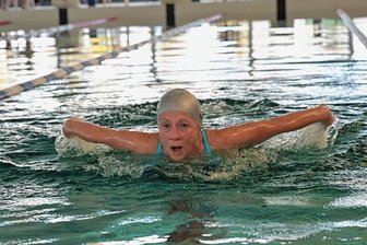 Für 71-Jährige wird jeder Start ein Sieg - Die 71-jährige Gudrun Geßner gehört zu den aktiven Seniorenschwimmerinnen des SV Zwickau 04 - der Heimwettkampf steht deshalb auch ganz fest in ihrem Terminkalender jedes Jahr.