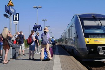Für 9 Euro unterwegs mit dem RE6 nach Geithain: günstig, langsam, überfüllt - Ein Zug der Linie RE6 fährt in Gleithain ein. Der Bahnsteig ist bereits voll mit wartenden Fahrgästen.