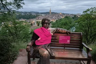 Für aktive Vater-Rolle: Schweizer Statuen mit Babytragetuch - Eine Lanze für "moderne Papis" - Aktion mit pinken Babytragetüchern.