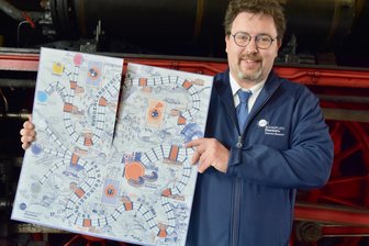 Für alle Zug- und RE 6-Geplagten: Neues Spiel aus Chemnitz bringt täglichen Bahn-Wahnsinn aufs Brett - Maximilian Claudius Noack vom Schauplatz Eisenbahn und das neue Spiel „Bahnsinn! Störung im Betriebsablauf".