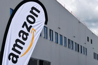 Für Amazon: Bus fährt wieder nach Hof - Amazon nimmt im Mai ein neues Logistikzentrum in Hof-Gattendorf in Betrieb. Ab dem ersten Tag soll eine neue Busverbindung Mitarbeiter aus Plauen und Oelsnitz direkt bis vor die Tür bringen.