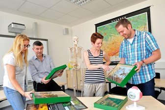 Für angehende Lehrer ist alles startklar - Christoph Fasbender (Zweiter von links), Prorektor für Lehre, Studium und Weiterbildung an der Technischen Universität Chemnitz, begutachtet mit Karen Werner (links), Dorothea Schneider und André Mai die Unterrichtsmaterialien am neuen Zentrum für Lehrerbildung.